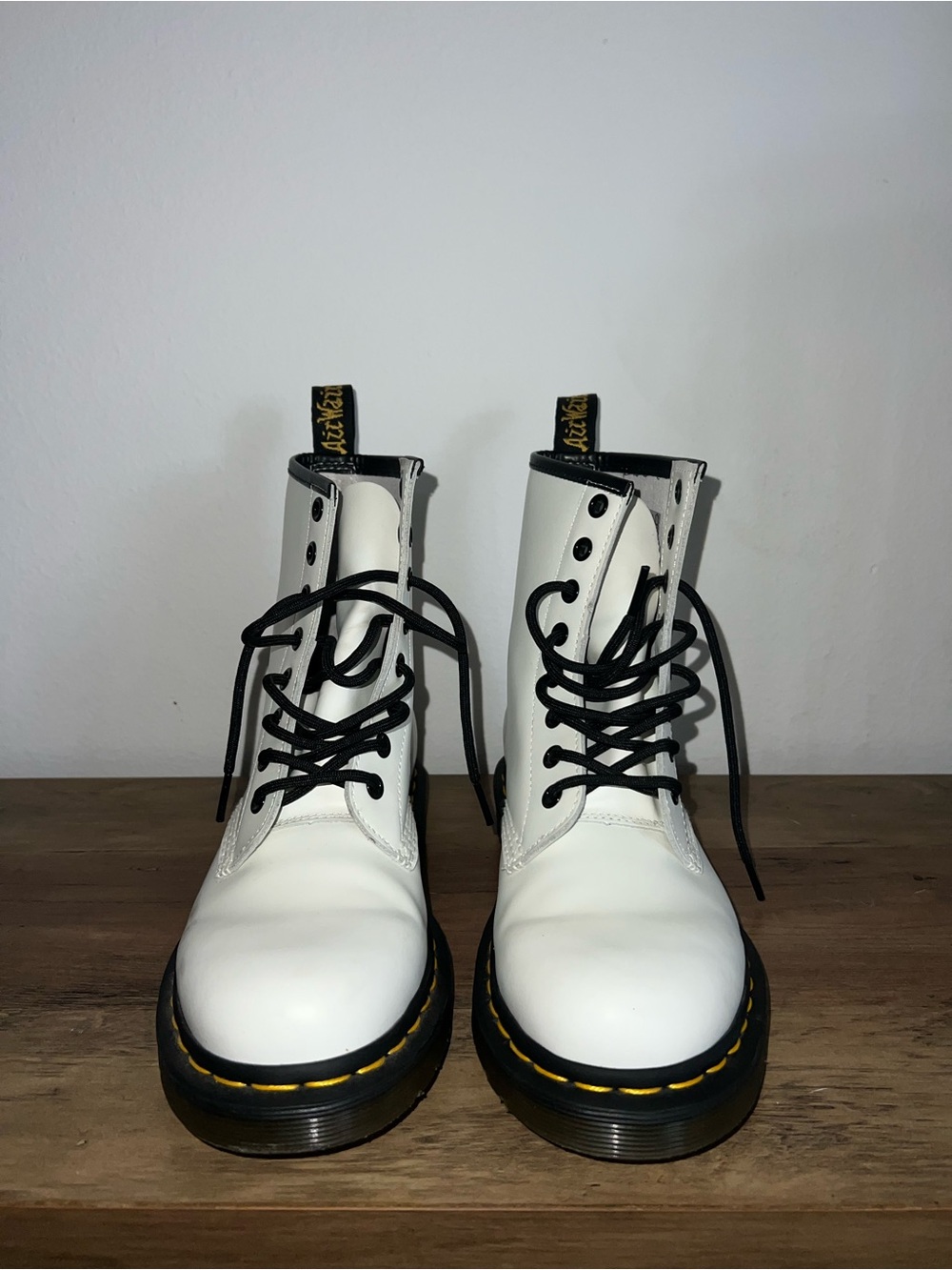 DR. MARTENS - 1460 WOMEN'S SMOOTH LEATHER LACE UP BOOTS - SIZE US 6 WOMEN